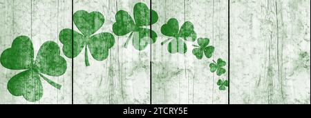 Sfondo del giorno di St Patricks. Shamrock su uno sfondo di legno verde chiaro. Decorazione per St. Patrick's Day. Design banner Foto Stock