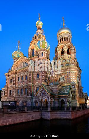 La Chiesa ortodossa orientale del Salvatore sul sangue (1883-1907) a San Pietroburgo, Russia al crepuscolo Foto Stock