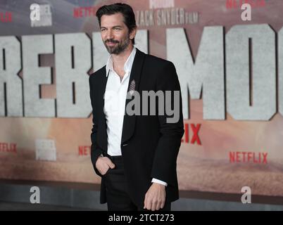 Los Angeles, USA. 13 dicembre 2023. Michiel Huisman arriva alla LUNA RIBELLE di Netflix - PRIMA PARTE: A CHILD OF FIRE Los Angeles Premiere tenutasi al TCL Chinese Theatre di Hollywood, CALIFORNIA mercoledì 13 dicembre 2023. (Foto di Sthanlee B. Mirador/Sipa USA) credito: SIPA USA/Alamy Live News Foto Stock