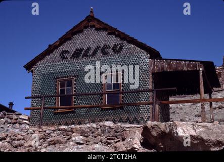 Calico, CA., U.S.A., 4/1984. Calico è una città fantasma ed ex città mineraria nella contea di San Bernardino, California, Stati Uniti. Fondata nel 1881 come città mineraria d'argento. Situato all'uscita dell'Interstate 15, si trova a 4,8 km da Barstow e a 3 km da Yermo. Walter Knott acquistò Calico negli anni '1950, e ricostruì tutti gli edifici originali rimasti tranne i cinque per apparire come negli anni '1880 California Historical Landmark n. 782, e nel 2005 fu proclamato dall'allora governatore Arnold Schwarzenegger come Silver Rush Ghost Town della California. Foto Stock