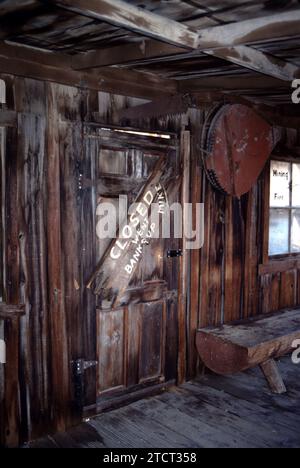 Calico, CA., U.S.A., 4/1984. Calico è una città fantasma ed ex città mineraria nella contea di San Bernardino, California, Stati Uniti. Fondata nel 1881 come città mineraria d'argento. Situato all'uscita dell'Interstate 15, si trova a 4,8 km da Barstow e a 3 km da Yermo. Walter Knott acquistò Calico negli anni '1950, e ricostruì tutti gli edifici originali rimasti tranne i cinque per apparire come negli anni '1880 California Historical Landmark n. 782, e nel 2005 fu proclamato dall'allora governatore Arnold Schwarzenegger come Silver Rush Ghost Town della California. Foto Stock