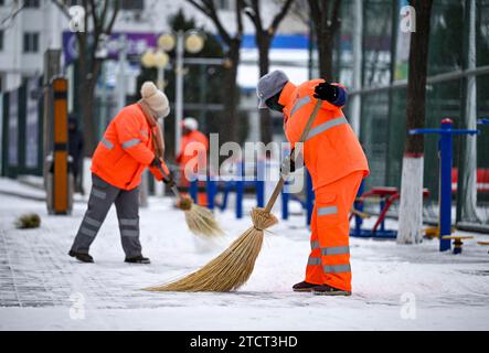 Yinchuan, regione autonoma cinese di Ningxia Hui. 14 dicembre 2023. Gli operatori sanitari puliscono la neve a Yinchuan, regione autonoma Ningxia Hui della Cina nordoccidentale, 14 dicembre 2023. Crediti: Feng Kaihua/Xinhua/Alamy Live News Foto Stock