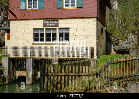 Il St. La centrale idroelettrica Christoph produce elettricità dall'idropotenza del fiume grosse Lauter, vicino a Lauterach, Swabian Alb, Germania. Foto Stock