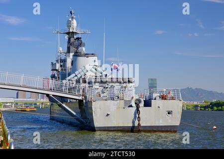 Seul, Corea del Sud - 3 giugno 2023: L'imponente vista posteriore di Frigate Seoul ormeggiata sul fiume Han, con una gangplank che conduce a bordo e la pesante Anch Foto Stock