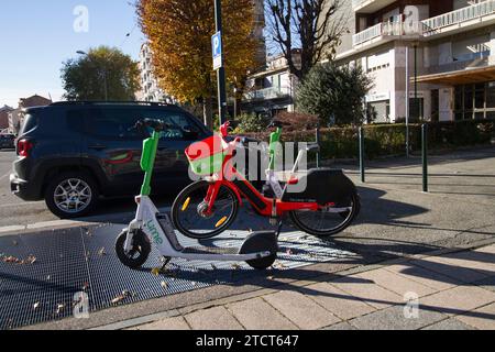 Scooter elettrici a spinta e bici elettrica in condivisione in Italia Foto Stock