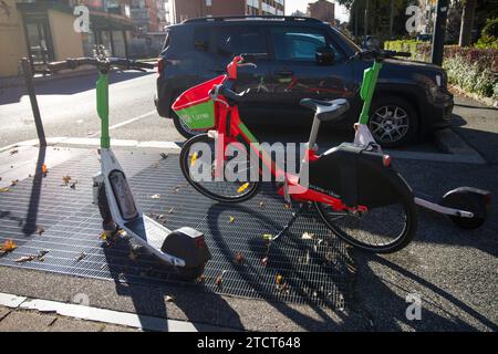 Scooter elettrici a spinta e bici elettrica in condivisione in Italia Foto Stock