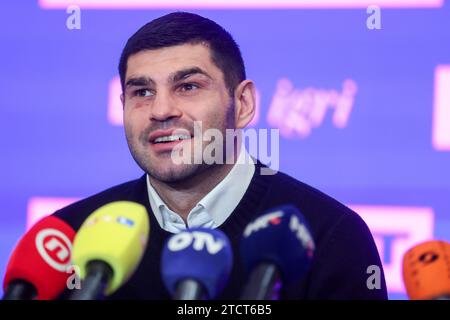 Zagabria, Croazia. 14 dicembre 2023. Il pugile croato Filip Hrgovic e il suo allenatore Yousef Hasan annunciano un incontro contro Mark De Mori durante una conferenza stampa a Zagabria, in Croazia, il 14 dicembre 2023. Foto: Igor Kralj/PIXSELL credito: Pixsell/Alamy Live News Foto Stock