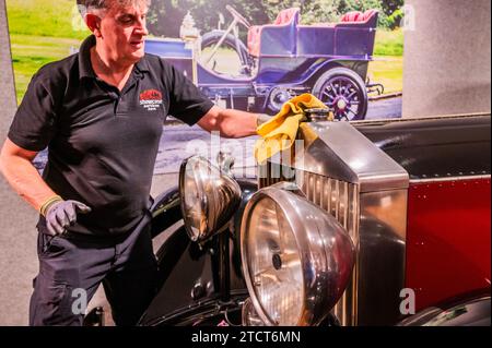 Londra, Regno Unito. 14 dicembre 2023. Preparativi finali per la carrozza Rolls-Royce Phantom II Weymann Saloon 1930 di H J Mulliner numero di registrazione Non registrato con DVLA, ex-RMN-938-H (Isola di Man) numero di telaio N. motore 141GY MW65, stima: £30,000- £40.000 - Un'anteprima della vendita di auto importanti per il decimo anniversario a Bonhams New Bond Street. La vendita ha luogo il 15 dicembre 2023. Crediti: Guy Bell/Alamy Live News Foto Stock