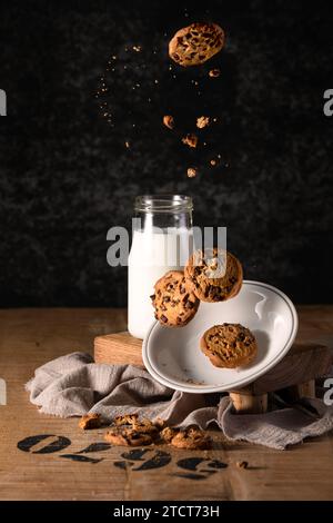Latte bianco e gocce di cioccolato cadono dall'aria (levitazione) Foto Stock