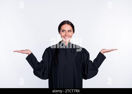 Foto di felice positivo avvocato donna sorridente tiene le mani sul giudizio di equilibrio isolato su sfondo di colore bianco Foto Stock