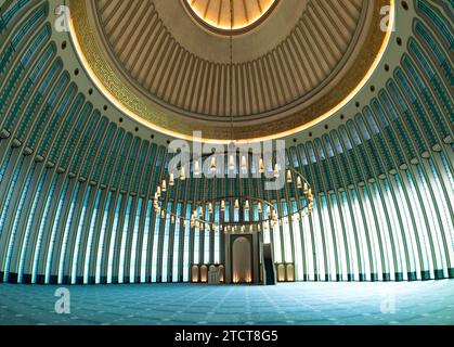 Vista interna della moschea Ali Kuscu. Architettura islamica moderna. Istanbul Turkiye - 10.28.2023 Foto Stock