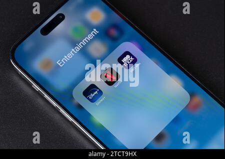 New York, USA - 11 dicembre 2023: Applicazione di intrattenimento sul menu iphone nella vista ravvicinata dello schermo dello smartphone Foto Stock