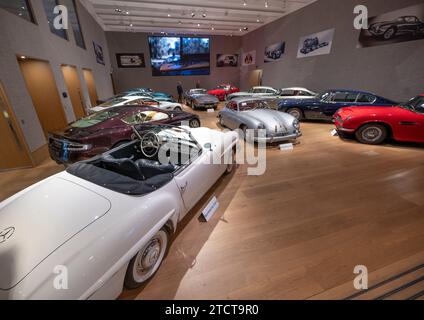 Londra, Regno Unito. 14 dicembre 2023. La Bond Street sale, importanti auto da collezione si svolge il 15 dicembre 2023 a Bonhams. I punti salienti dell'asta includono: (In primo piano a sinistra) 1960 Mercedes-Benz 190 SL Roadster, stima di £ 95.000-£ 120.000. Crediti: Malcolm Park/Alamy Live News Foto Stock