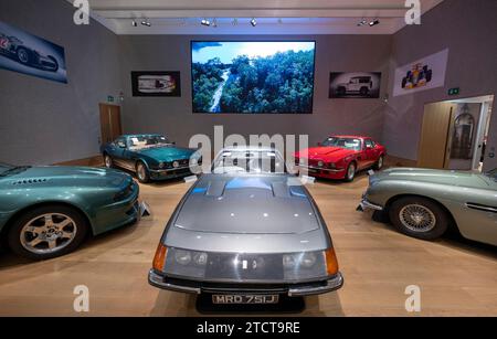 Londra, Regno Unito. 14 dicembre 2023. La Bond Street sale, importanti auto da collezione si svolge il 15 dicembre 2023 a Bonhams. I punti salienti dell'asta includono: Precedentemente di proprietà di Lord Hesketh ed Eric Clapton, una Ferrari 365 GTB/4 "Daytona" Berlinetta del 1970. Stima: £ 450.000-550.000. Crediti: Malcolm Park/Alamy Live News Foto Stock