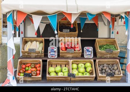 Carrello tradizionale con frutta e verdura fresca. Foto Stock