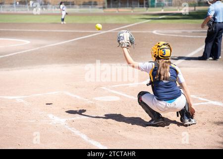 Valencia, Spagna - 14 maggio 2023: Una femmina che si accovaglia da sola e riceve la palla dal lanciatore in una partita di baseball sul fiume Turia a Valencia Foto Stock