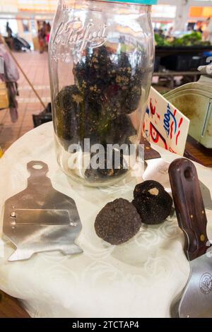 Esposizione con tartufi in un barattolo e affettatrice/taglierina per tartufi in vendita in una bancarella di vendita al dettaglio specializzata al coperto a Cannes, Francia. (135) Foto Stock