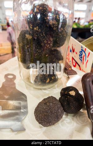 Esposizione con tartufi in un barattolo e affettatrice/taglierina per tartufi in vendita in una bancarella di vendita al dettaglio specializzata al coperto a Cannes, Francia. (135) Foto Stock