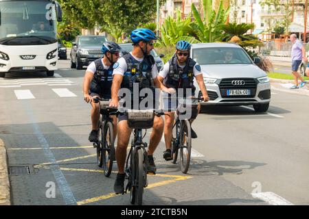In bicicletta gli ufficiali della polizia municipale/polizia municipale di Cannes in bicicletta, al Palais des Festivals, passeggiata sulla Croisette. Francia. (135) Foto Stock