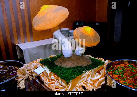 La forma di un fungo è mantenuta per la bellezza sul tavolo dove il buffet Foto Stock