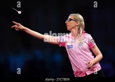 Foto del fascicolo datata 20/12/22 di Fallon Sherrock. Sherrock è diventata re di darting nel 2019, quando è stata la prima donna a vincere una partita al più grande torneo del PDC ad Alexandra Palace, raggiungendo il terzo turno. È stata soprannominata "Regina del Palazzo" dopo quel punto di riferimento di pochi giorni, ma non ha vinto un'altra partita in due visite di ritorno. Data di emissione: Giovedì 14 dicembre 2023. Foto Stock