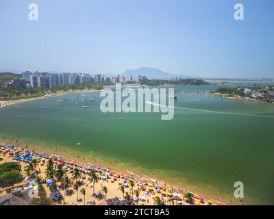 Persone che si godono una splendida giornata sulla spiaggia curva da Jurema, Vitoria, Espirito Santo State, Brasile. Foto Stock