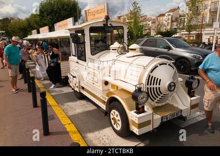 Treno turistico/treni turistici con i visitatori che si godono il tour di Cannes, vicino al Palais des Festivals, alla passeggiata sulla Croisette. Francia. (135) Foto Stock