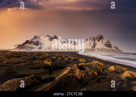 Le dune di sabbia nera di Stokksnes in Islanda in inverno con il Vestrahorn innevato sullo sfondo. Foto Stock