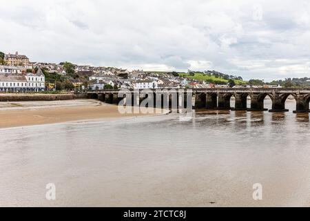 Il Bideford Long Bridge nel North Devon si estende lungo il fiume Torridge vicino al suo estuario e collega la parte vecchia della città, Bideford Town, Devon, Regno Unito, Inghilterra Foto Stock