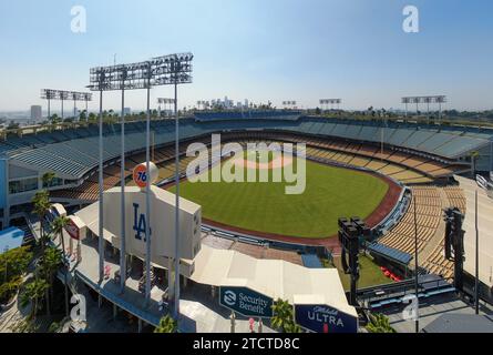 Immagini di droni del Dodger Stadium con lo skyline di Los Angeles visibile in pochi scatti. Foto Stock