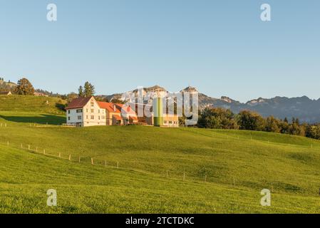 Casolare solitario sulle Alpi Appenzellane, vista sulla catena montuosa Alpstein con Hoher Kasten, Canton Appenzello Innerrhoden, Svizzera Foto Stock