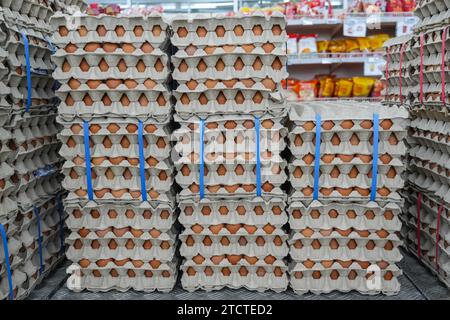 Molte pile di file e imballaggi di carta per uova di gallina, impilati in un negozio, portati da allevamenti avicoli nelle aree rurali per la vendita nei negozi cittadini. Foto Stock