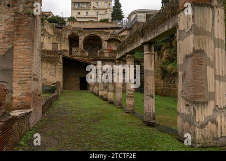 Ercolano, Italia - 25 novembre 2023: Cortile con colonne nell'antica città romana di Ercolano Foto Stock