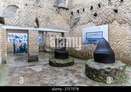 Ercolano, Italia - 25 novembre 2023: Mostra museale nell'antica città romana di Ercolano Foto Stock