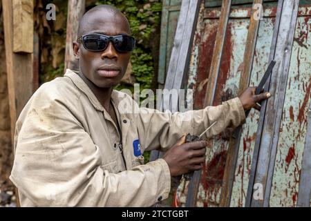 Saldatore al lavoro in un'officina a Bukavu, RDC Foto Stock
