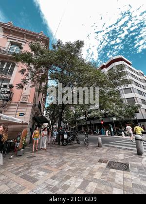 Valencia, Spagna - 3 settembre 2022: Vista dalle splendide strade di Valencia, panorama urbano generale. Foto Stock