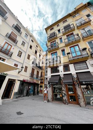 Valencia, Spagna - 3 settembre 2022: Vista dalle splendide strade di Valencia, panorama urbano generale. Foto Stock