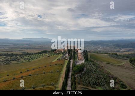 Montalcino, Italia - 16 novembre 2023: Veduta aerea del Castello di Poggio alle Mura e della località vinicola di Villa Banfi in Toscana Foto Stock