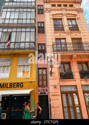 Valencia, Spagna - 3 settembre 2022: Vista dalle splendide strade di Valencia, panorama urbano generale. Foto Stock