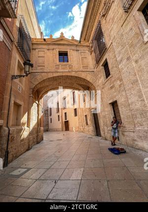 Valencia, Spagna - 3 settembre 2022: Ponte ad arco tra gli edifici in via Barchilla a Valencia, Spagna. Foto Stock