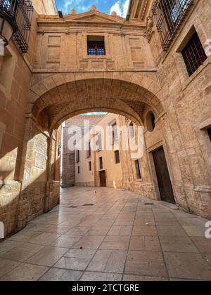 Valencia, Spagna - 3 settembre 2022: Ponte ad arco tra gli edifici in via Barchilla a Valencia, Spagna. Foto Stock