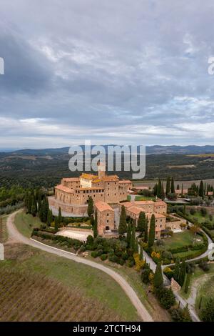 Montalcino, Italia - 16 novembre 2023: Veduta aerea del Castello di Poggio alle Mura e della località vinicola di Villa Banfi in Toscana Foto Stock