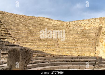 Pompei, Italia - 25 novembre 2023: Veduta del Teatro piccolo nell'antica città di Pompei Foto Stock