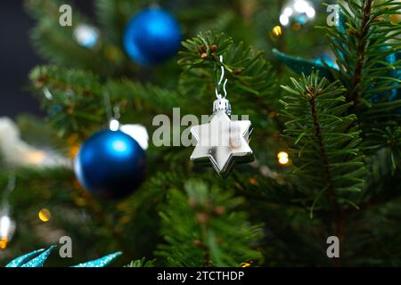 Augusta, Baviera, Germania - 13 dicembre 2023: Bauble e ornamenti natalizi su un albero di Natale a Natale *** Christbaumkugel und Schmuck an einem Weihnachtsbaum zu Weihnachten Foto Stock