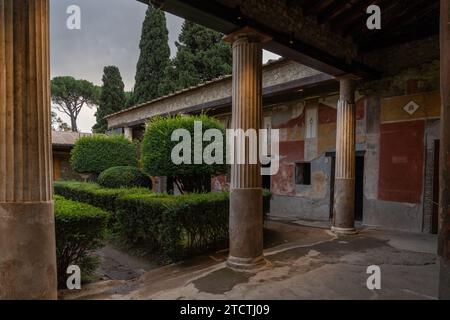 Pompei, Italia - 25 novembre 2023: Cortile e interno di una casa nobiliare patrizia nell'antica città di Pompei Foto Stock
