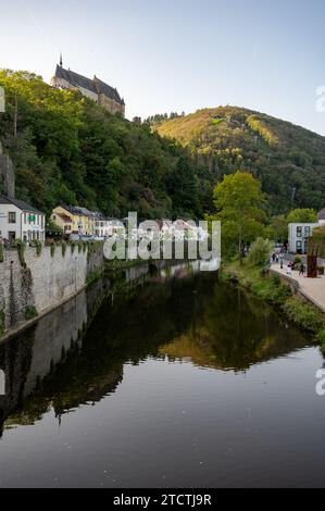 La vista del comune medievale di Vianden con lo status di città a Oesling, Lussemburgo nord-orientale, capitale del cantone di Vianden si trova sul nostro fiume, vicino a bor Foto Stock