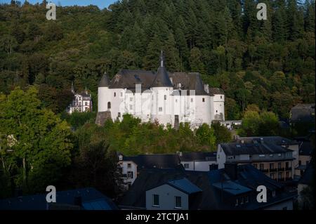 Vista del comune di Clervaux con lo status di città nel nord del Lussemburgo e foresta verde, capitale del cantone di Clervaux, castello bianco al tramonto Foto Stock