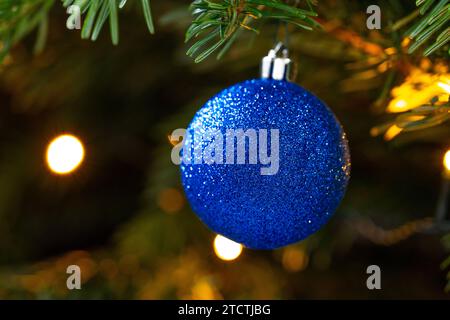 Augusta, Baviera, Germania - 13 dicembre 2023: Bauble e ornamenti natalizi su un albero di Natale a Natale *** Christbaumkugel und Schmuck an einem Weihnachtsbaum zu Weihnachten Foto Stock