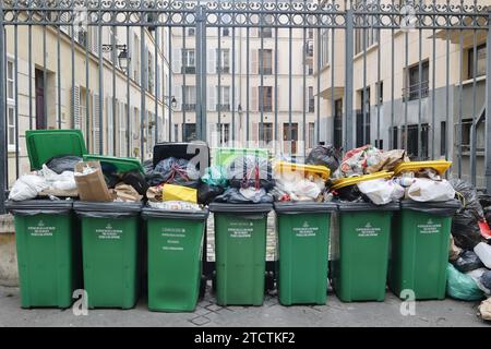 La spazzatura si accumula durante uno Ûª sciopero dei collezionisti di rifiuti a Parigi, in Francia Foto Stock