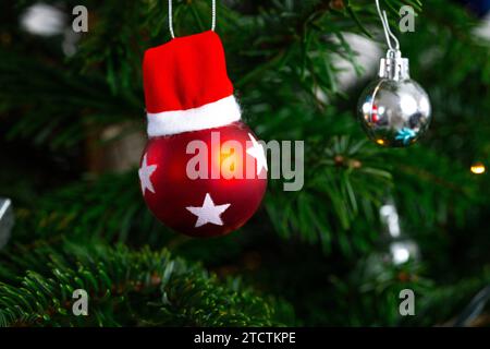 Augusta, Baviera, Germania - 13 dicembre 2023: Bauble e ornamenti natalizi su un albero di Natale a Natale *** Christbaumkugel und Schmuck an einem Weihnachtsbaum zu Weihnachten Foto Stock